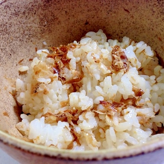 混ぜるだけで簡単☆かつお節のしょうゆマヨご飯